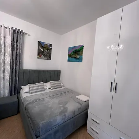 White Star Villa - Studio Apartments With Parking טיראנה