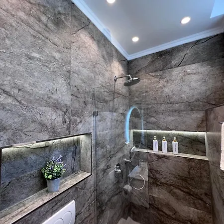 White Star Villa - Studio Apartments With Parking דירה