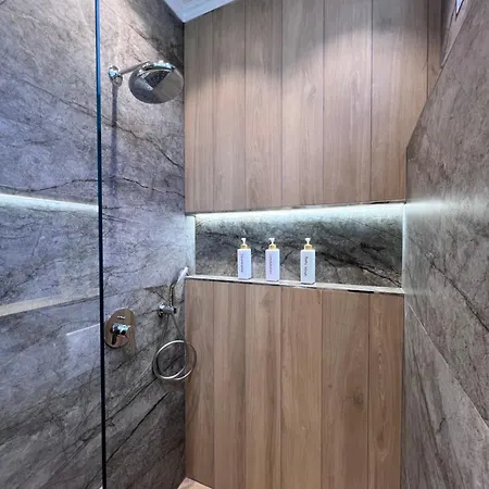 White Star Villa - Studio Apartments With Parking