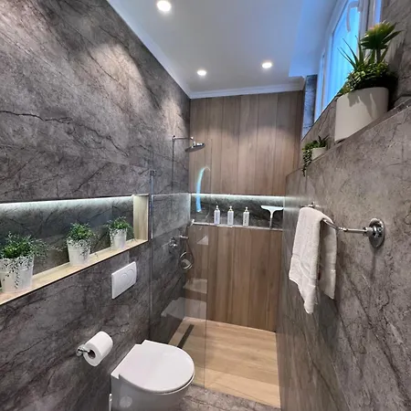 White Star Villa - Studio Apartments With Parking