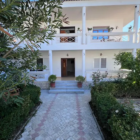 White Star Villa - Studio Apartments With Parking *