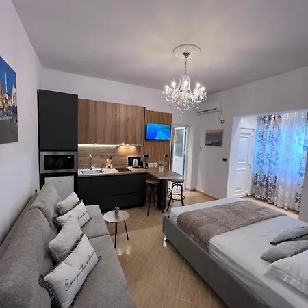 White Star Villa - Studio Apartments With Parking شقة *